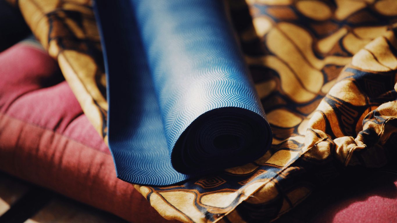 How to choose the best bag with yoga mat holder for your practice