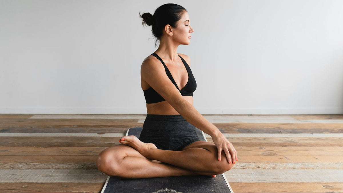 Mini yoga mat: how to choose the right compact mat for yoga, travel, and workouts