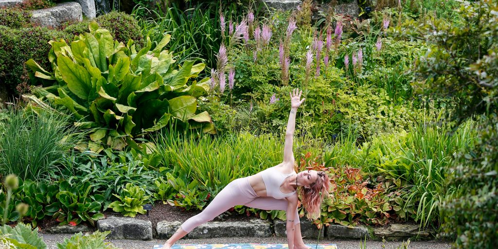 woman doing yoga during daytime