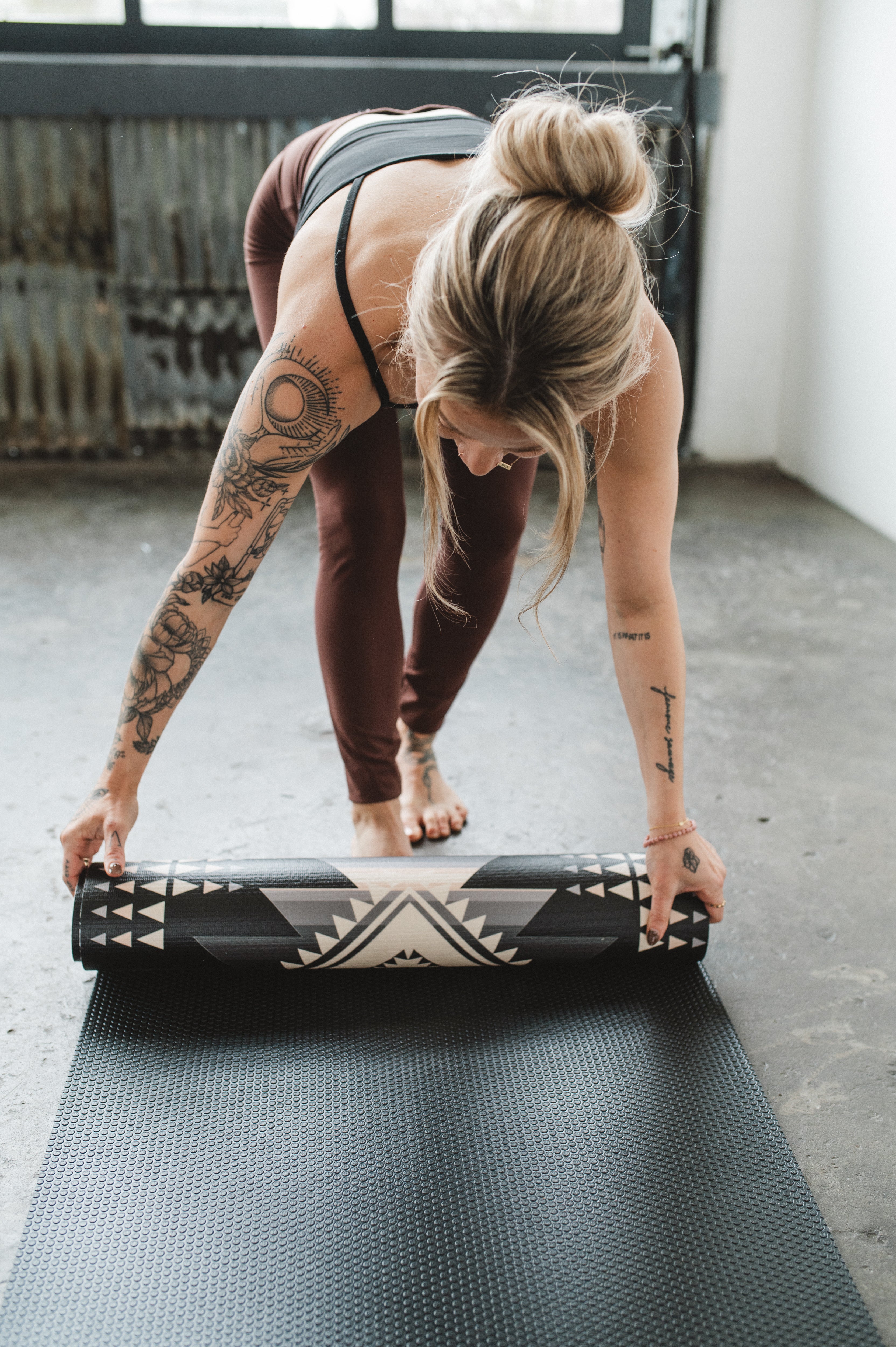 black yoga mat 