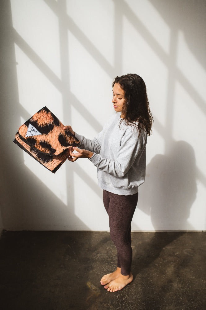 Foldable Travel Yoga Mat | Yoga Mat | Pink | 2mm | Yune Yoga | Leopard - Yune Yoga